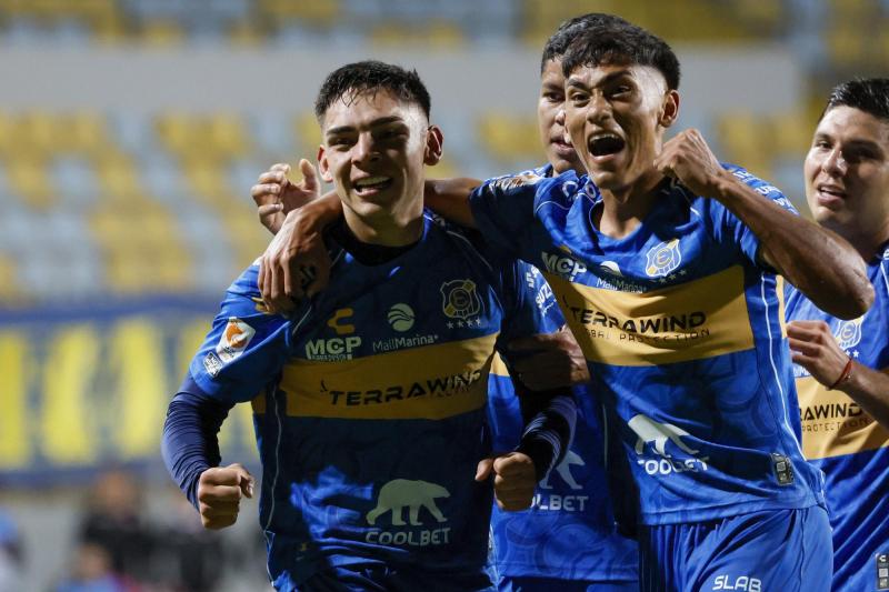 Joan Cruz abrió la senda del triunfo de Everton - Photosport