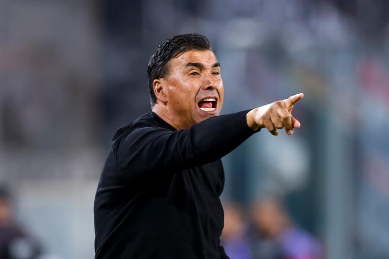 Tenso cruce entre Jorge Almirón y Héctor Robles - Créditos: Photosport