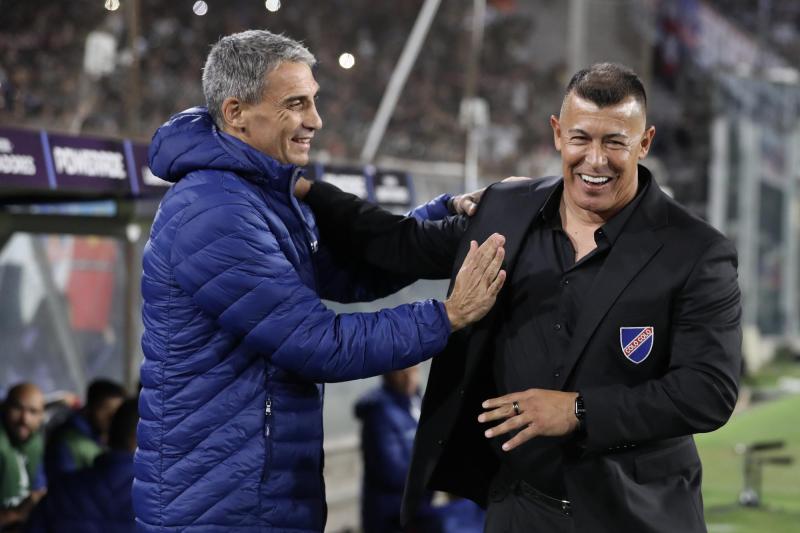 Jorge Almirón se lució con especial traje en el partido de Colo Colo - Créditos: Photosport