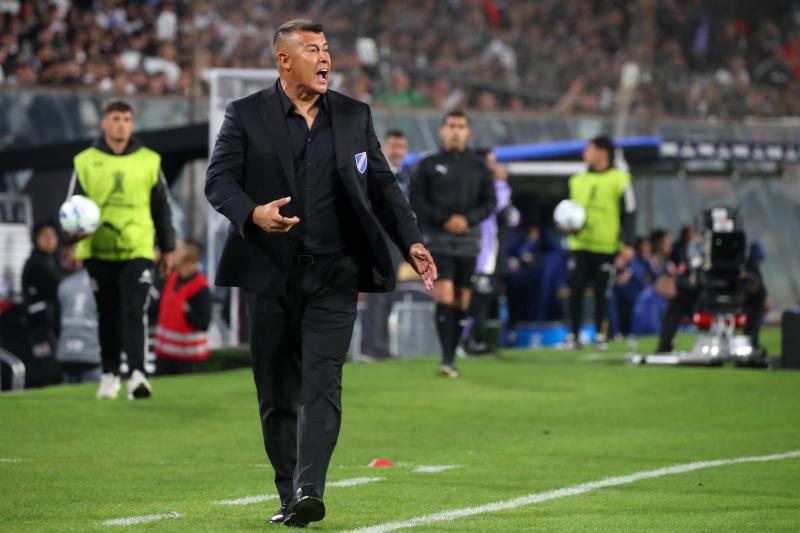 Jorge Almirón se lució con especial traje en el partido de Colo Colo - Créditos: Photosport