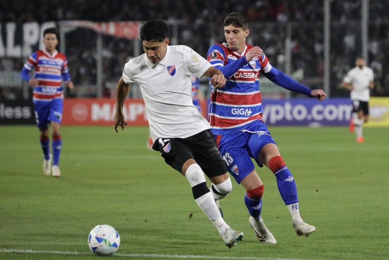 Colo Colo perdió 3-0 el duelo con Fortaleza - Créditos: Photosport