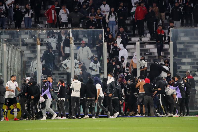 PDI realiza pericias en el Monumental tras muerte de hinchas de Colo Colo - Créditos: Photosport
