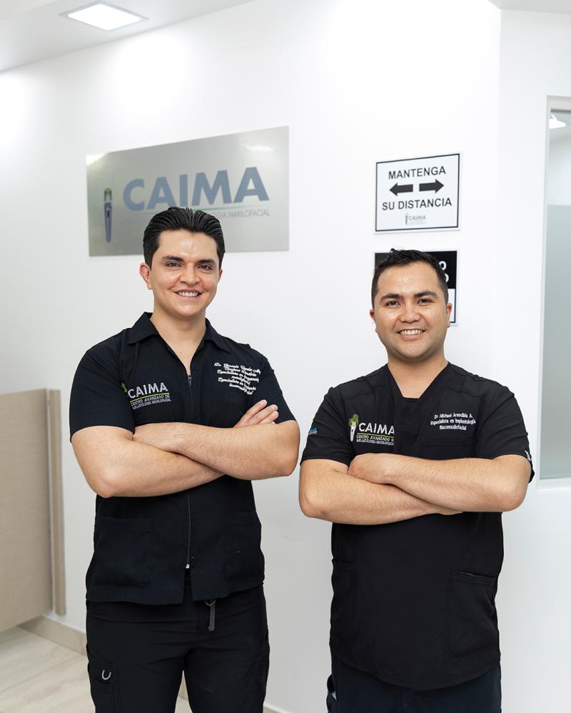 Michael Arancibia y Gonzalo Varela, dentistas expertos en implantes dentales.