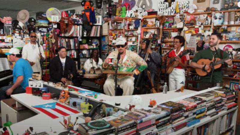Bad Bunny en Tiny Desk - YouTube