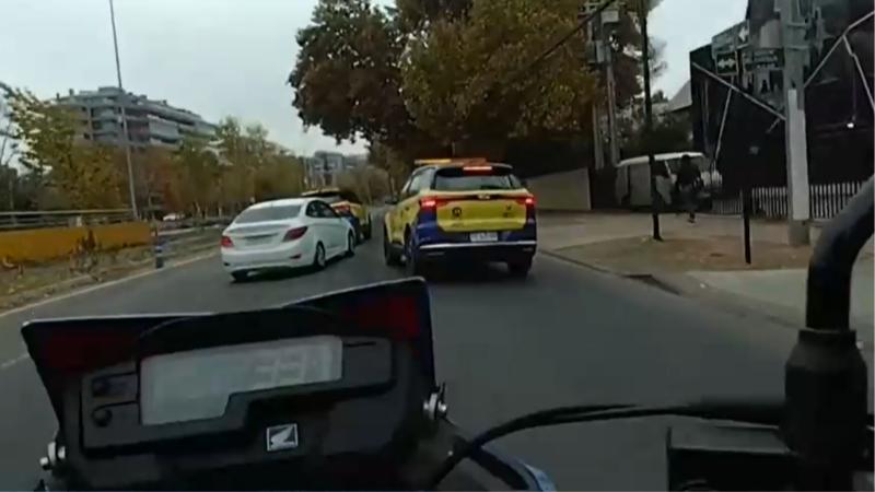 T13 - Detienen a conductor del aeropuerto de Santiago por cobrar cerca de $2 millones a turistas que iban a Vitacura