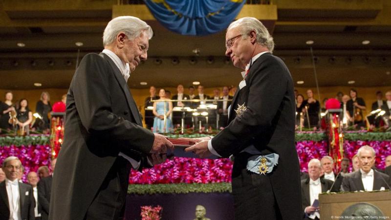 AFP - La obra literaria de Mario Vargas Llosa le valió el Premio Nobel de esa disciplina en 2010.