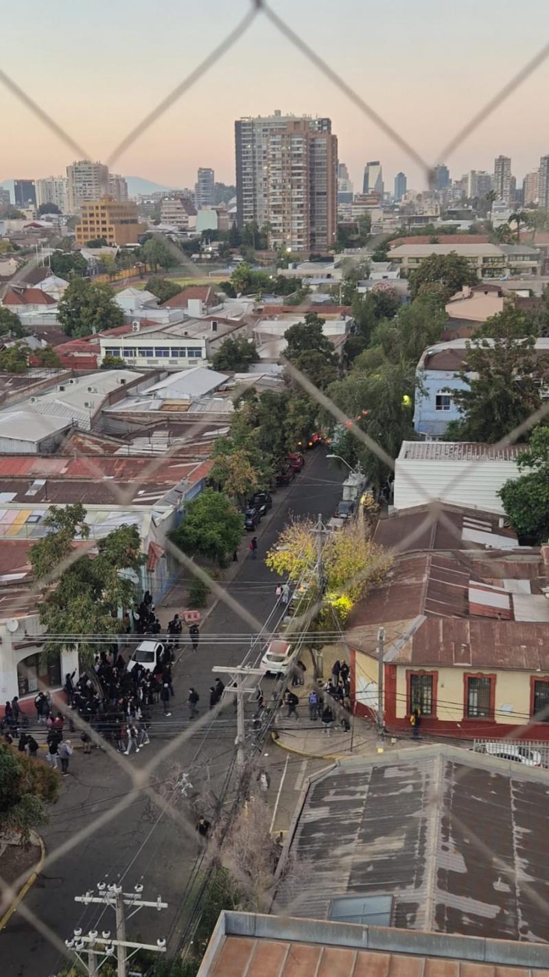 Evacúan estudiantes de colegio por cercanía con grave incendio en Recoleta