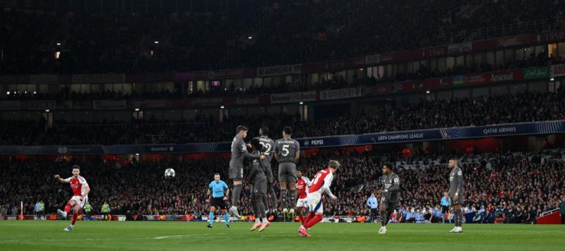 X @Arsenal - Declan Rice anotó dos golazos de tiro libre en la Champions League