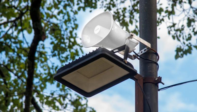 Municipalidad de San Miguel de Tucumán - Instalan cámaras con altavoces en Argentina para evitar vandalismos: "señora, no arranque las plantas"