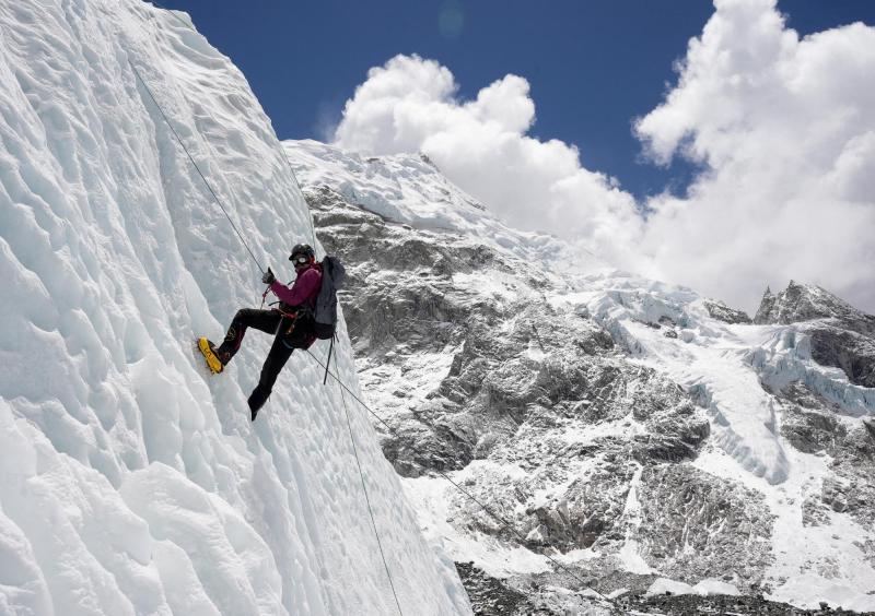 Cuatro británicos alcanzan la cumbre del Everest con la ayuda de controvertido gas - Reuters