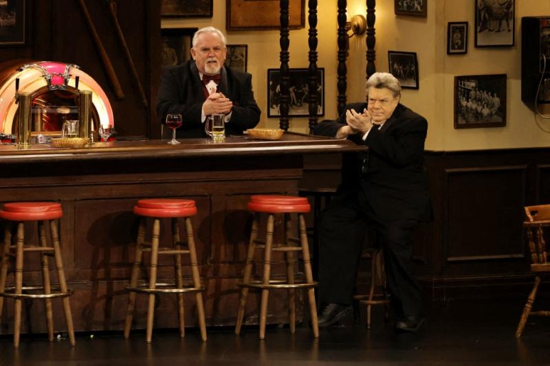 AFP  - George Wendt (sentado) en 2024