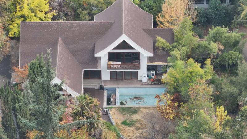 Vista aérea de la casa tomada en Vitacura - T13