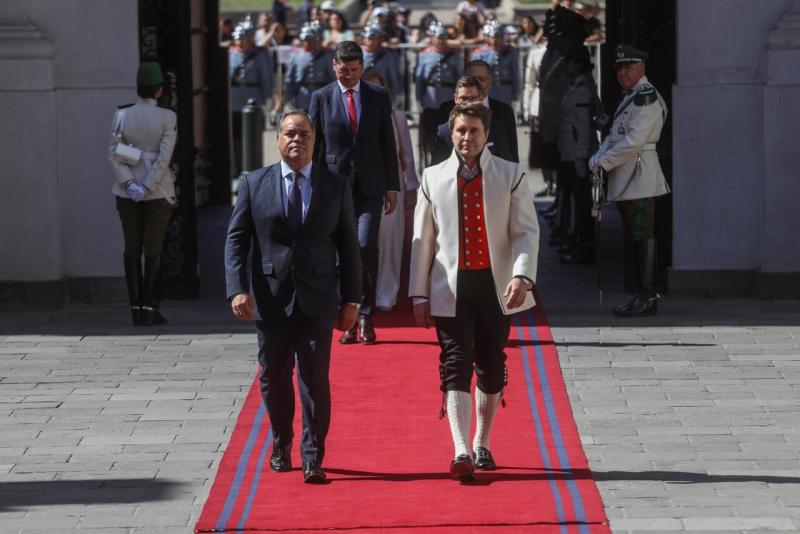 Embajador de Noruega presentó sus credenciales con la ropa típica de su país - Agencia Uno