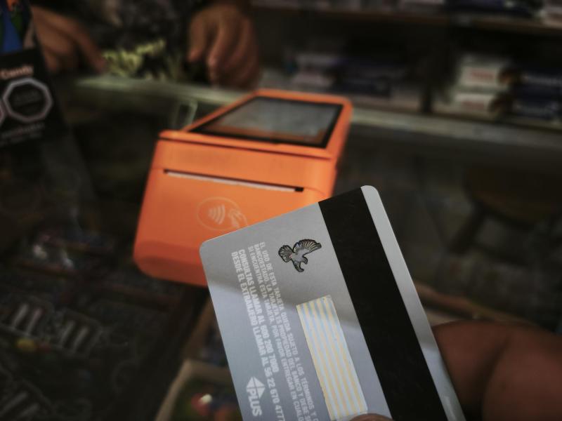 T13 - ¿Pagar con el carnet?: El proyecto que podría revolucionar los medios de pago en Chile | Agencia UNO - Contexto