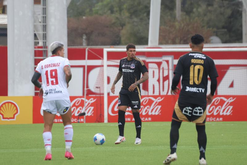 Agencia UNO - Polémico "hotelazo" de hinchas de Colo Colo en Brasil: Fuego artificial habría alcanzado a Alan Saldivia