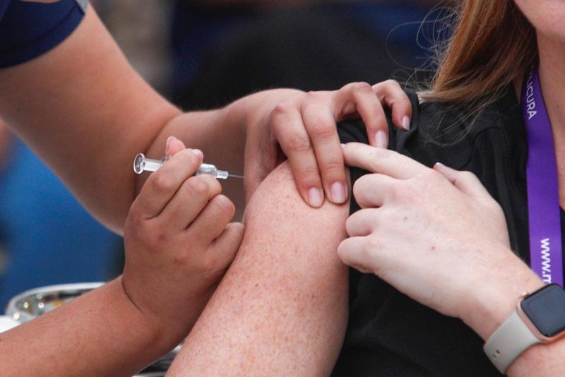 Contraloría detecta falencias en registro de vacunas - Agencia Uno