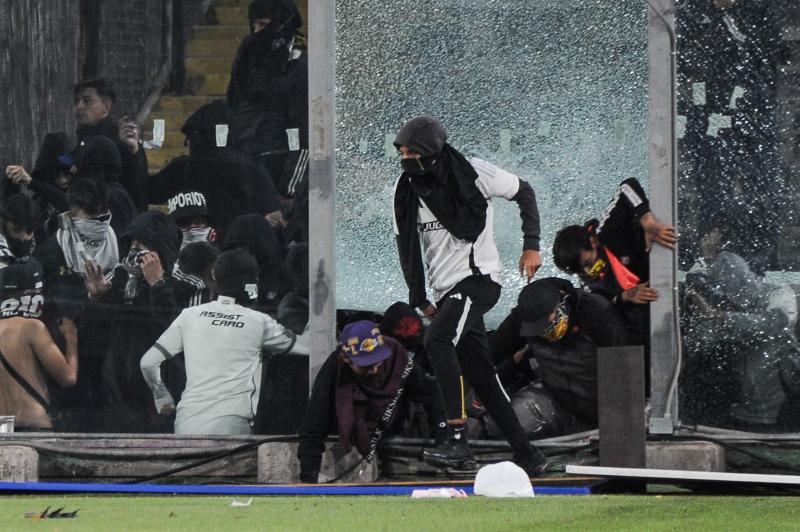 Agencia Uno - Ingresan a la cancha del Estadio Monumental