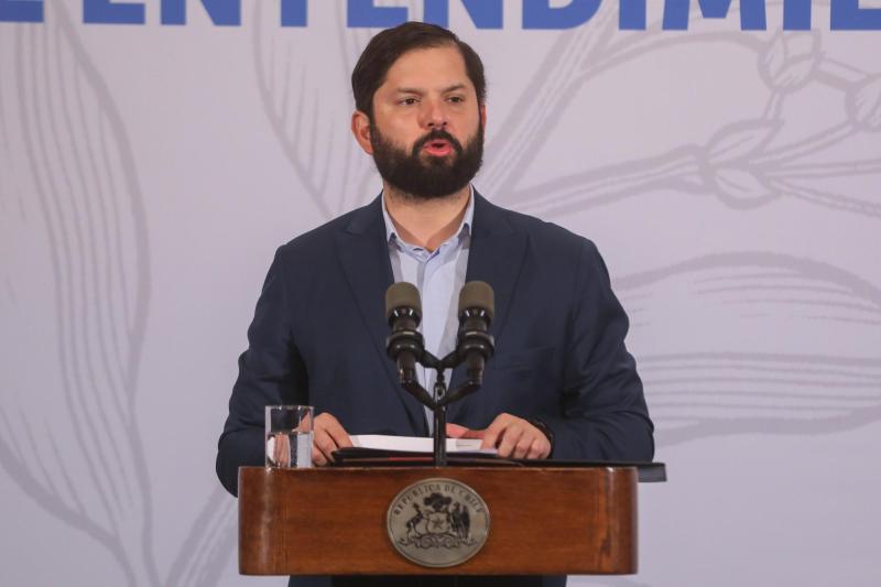 Presidente Boric advierte sanciones por mal uso de licencias - Agencia Uno