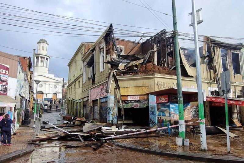 Agencia Uno - Incendio en Barrio Puerto de Valparaíso