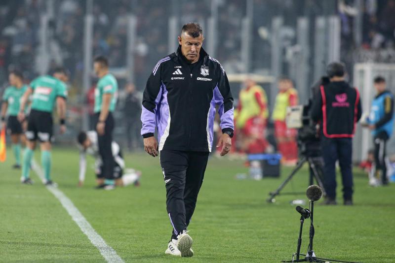 Óscar Opazo dijo que el plantel respalda a Jorge Almirón - Photosport