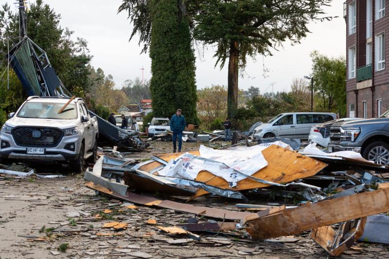 Agencia Uno - Es lunes llegó la lluvia a Santiago. Imagen del tornado del domingo en Puerto Varas