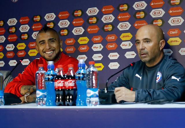 Jorge Sampaoli y Arturo Vidal en la Roja - Créditos: Agencia Uno