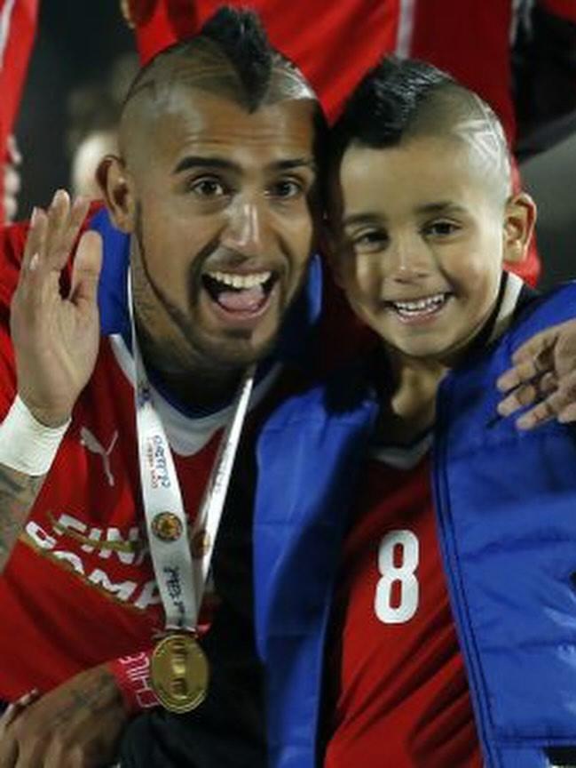 Arturo Vidal junto a su hijo Alonso en la Copa América - Créditos: @kingarturo23oficial
