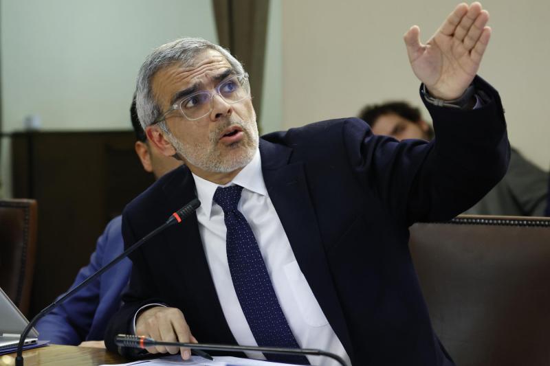 Aton - Ministro Cordero advierte sobre una posible paralización del fútbol chileno