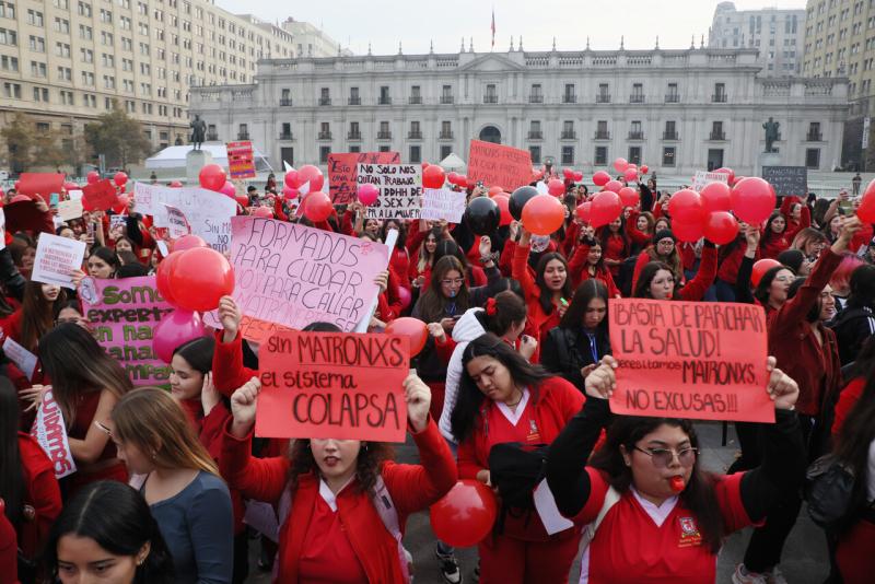 Aton - Manifestaciones de matronas y matrones frente a La Moneda
