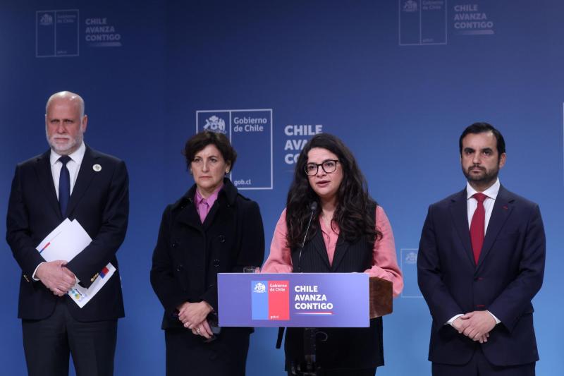 Aton- Ministra Antonia Orellana junto a los secretarios de Estado Álvaro Elizalde, Ximena Aguilera y Jaime Gajardo anunciaron el ingreso del proyecto el miércoles