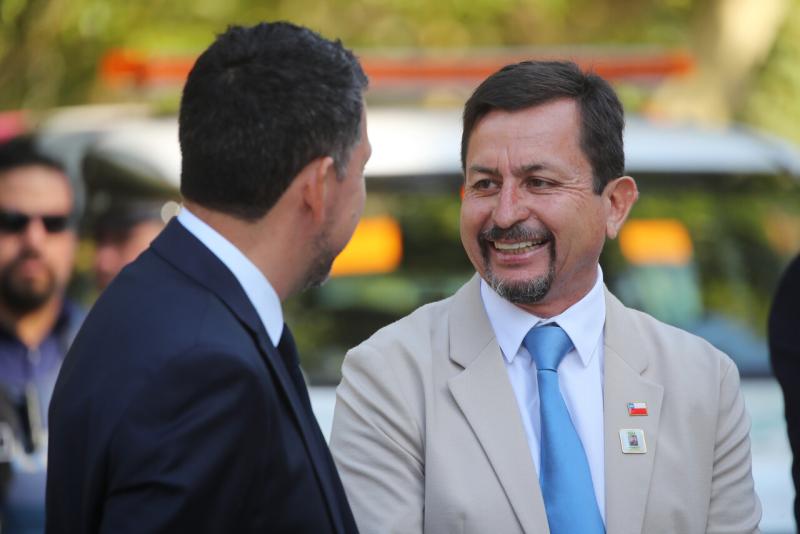 Aton - Alcalde de Macul, Eduardo Espinoza, a la derecha de la imagen