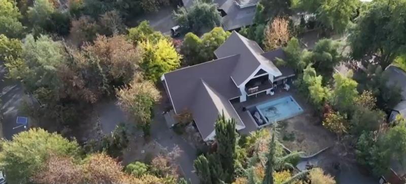 Mansión tomada en barrio Lo Curro de Vitacura | Reportajes T13