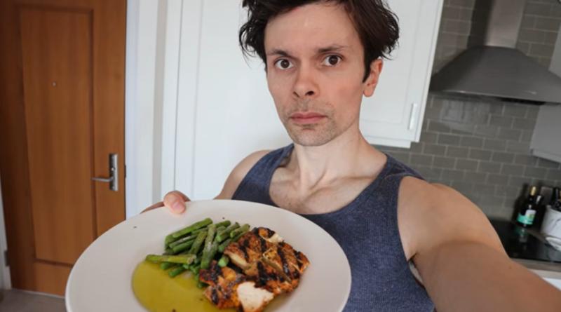 "Siento que si me levanto me voy a caer" Youtuber realiza "la dieta más extrema del mundo" y documenta las consecuencias - Captura de pantalla Youtube