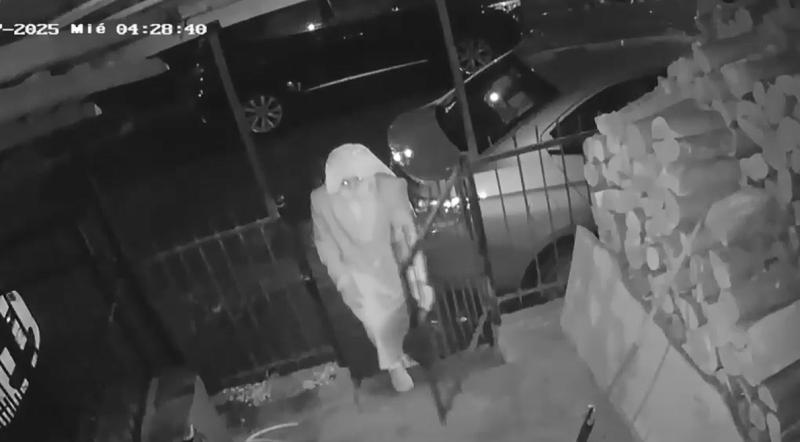 Captan a delincuente disfrazado de monja en Santa Juana: se robó tablón de madera de dos metros