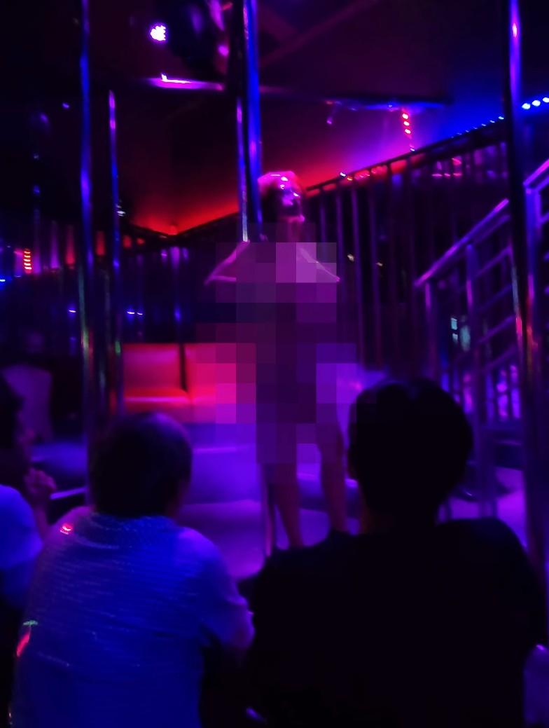 T13 - Youtuber "Zazza el italiano" expone el lado oculto de los barrios rojos en Santiago: “Aquí todo pasa frente a la policía” | Captura de video - YouTube