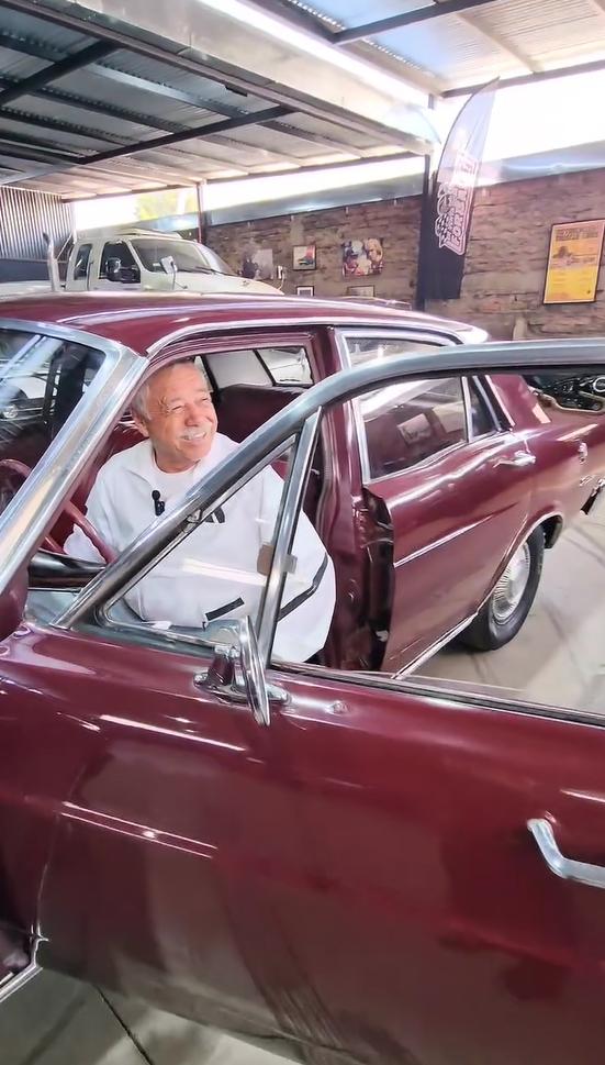 Carlos Caszely puso a la venta su auto clásico.