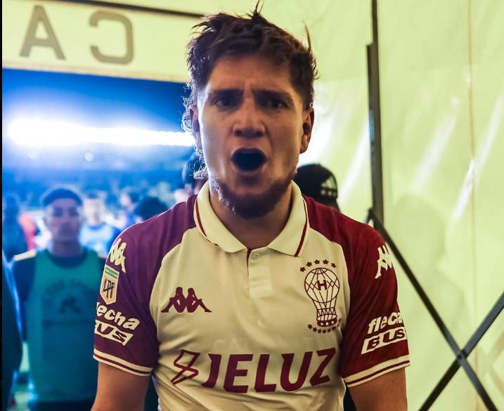 Ex Colo Colo falla increíble gol en Argentina - Créditos: @CAHuracan