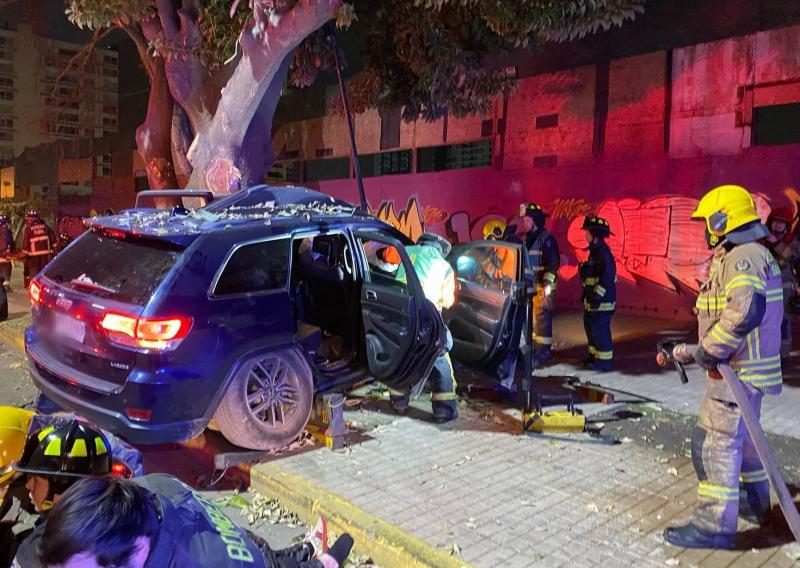 Bomberos - Dos personas en riesgo vital tras grave accidente en Ñuñoa: Vehículo chocó contra un árbol