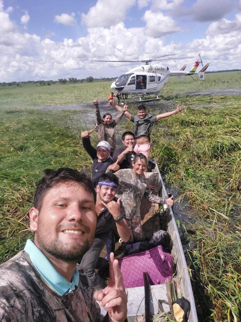 Sobrevivieron sin agua, rodeados de caimanes y sin ayuda por 36 horas: Rescatan a 5 personas tras accidente aéreo en Bolivia - Pescadores que rescataron a las personas. Foto de Milan Mancilla Gvardiol