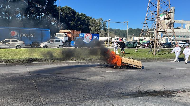 Pescadores cortaron la calle con una barricada