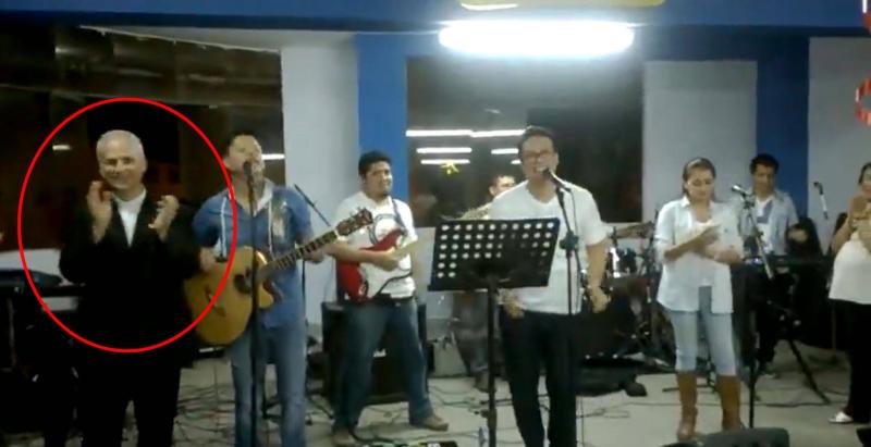 'X' @lesval1106 - Papa León XIV cantando villancicos en Perú