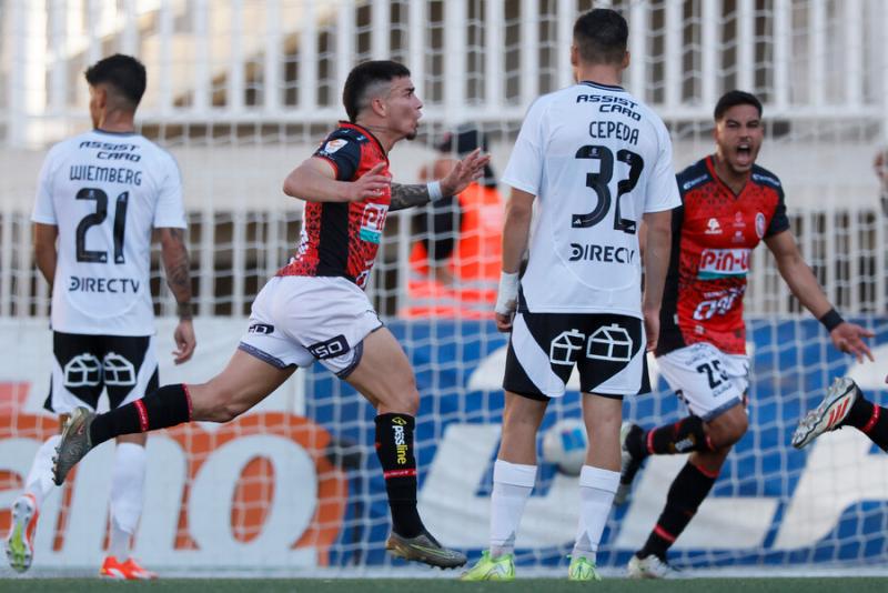 Hinchas de Colo Colo recibieron al plantel en el aeropuerto - Photosport