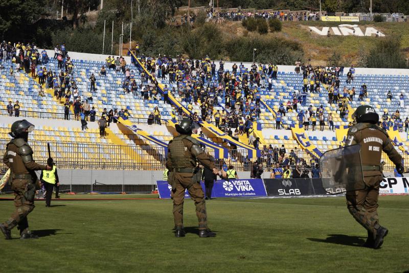 Hinchas de Everton ingresaron a la cancha - Photosport