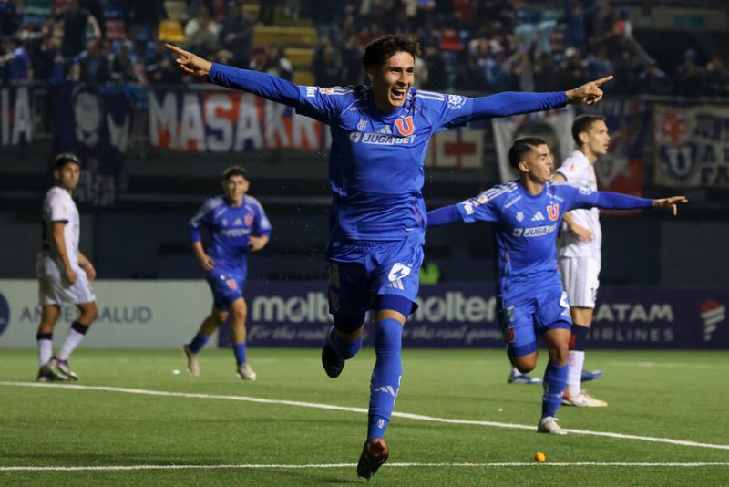 Celebración mamá de Martín Espinoza tras gol en U de Chile - Photosport