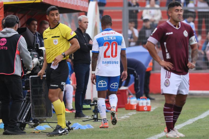 Tiago Nunes reemplazó a Jhojan Valencia en el primer tiempo de la UC - Créditos: Photosport