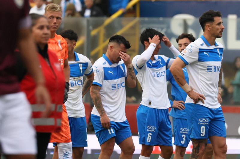 Jugadores de U Católica tras la derrota - Créditos: Photosport