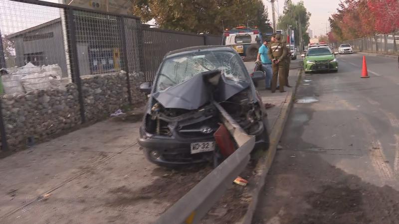 Auto fue atravesado de punta a punta por barrera de contención - T13