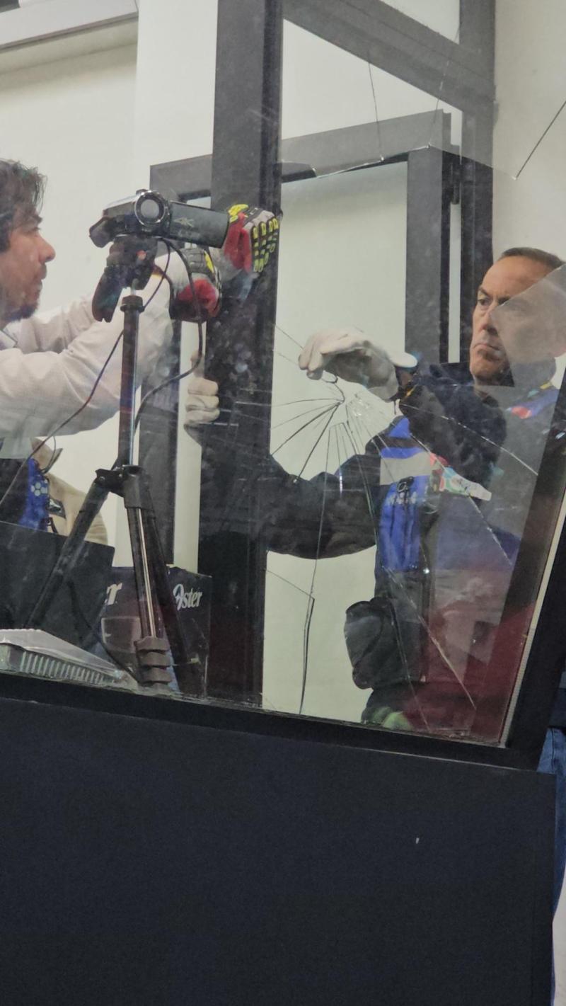 Fotos muestran vidrio quebrado por delegación de Carabobo - Créditos: @frogseverywher3