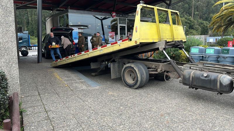 Grúa retira al auto incrustado en estación de servicio de Penco - Cedida