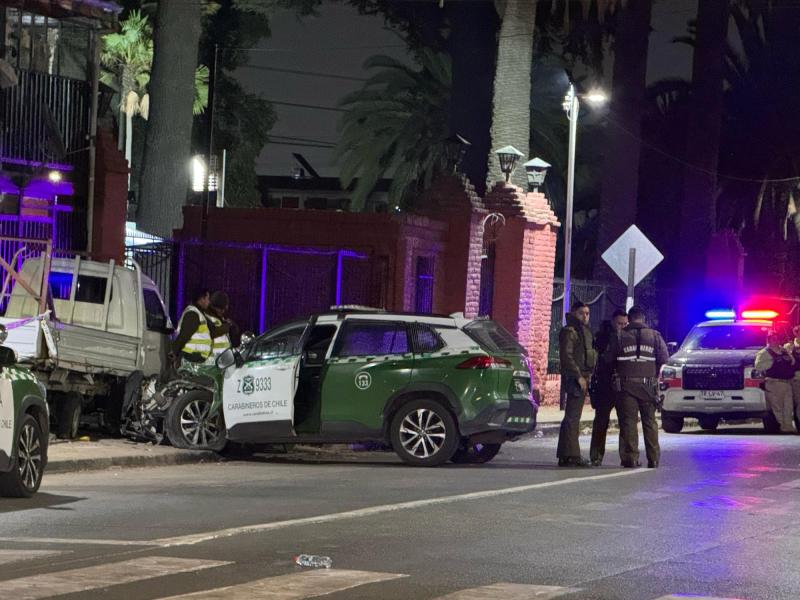 Delincuentes se dieron a la fuga: Persecución termina con dos carabineros heridos tras impacto de patrulla y camioneta en Renca